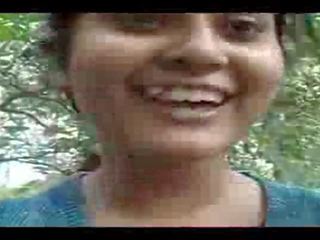 Élégant northindian fille expose son cul et pointé huer