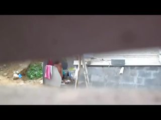 Warga india wanita mandi di luar rumah