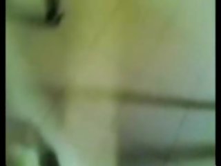 Meztelen mallu fiatal női -ban a fürdőszoba