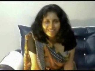 Desi indisch jong dame strippen in saree op webcam tonen bigtits