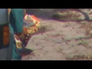 Индийски лелички правене урина на открито скрит камера видео