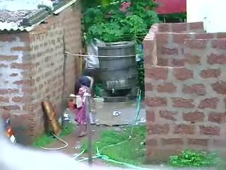 Se dette to terrific sri lankan datter får bad i utendørs